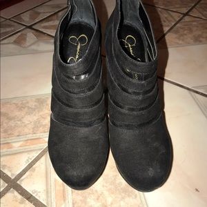 Black heels size 8.5 but fits like an 8